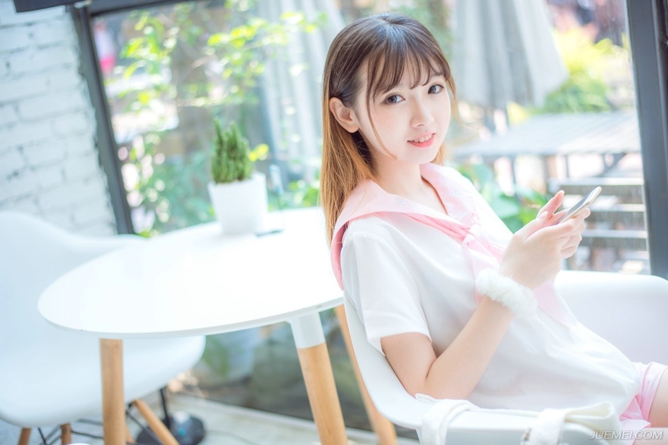 “孝直，几年不见，你跟那老狐狸学得一套还真管用。”城中的战斗已经接近尾声，零星的抵抗并不能为这已经倾倒的成都城带来任何变故，庞统和魏延找到了法正和张松，微笑道。